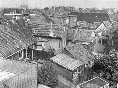 5809 FD000091 Vermoedelijk Akkerstraat 4-6-8 (achterkant) in 1968. De flat rechts staat aan de Middelweg, de flats ...