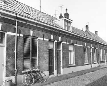 5811 FD000093 Akkerstraat 4-6-8 in 1968, vlak voor de sloop. Links een zinken vuilnisbak.De Akkerstraat lag in de ...
