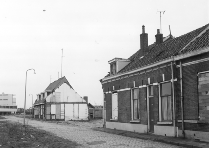 5812 FD000094 Links Akkerstraat 22, 24 en 26, rechts Akkerstraat 2, 4 en 6. 1971. Dichtgetimmerde woningen voor de ...