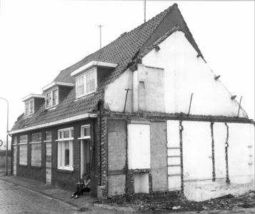 5813 FD000095 Dichtgetimmerde woningen in de Akkerstraat 22-24-26 met lezende meisjes in de deuropening, 1971.De ...
