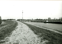 6260 FD013429 Spoolderenkdijk of Vreugderijkerpad: ingang van het Zwolle-IJsselkanaal met op de achtergrond de ...