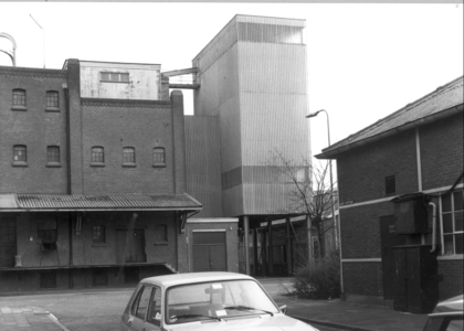 6373 FD000101 Albert Cuypstraat gezien naar het zuiden, hoek Schuttevaerkade met gebouw ABTB (Algemene Boeren- en ...