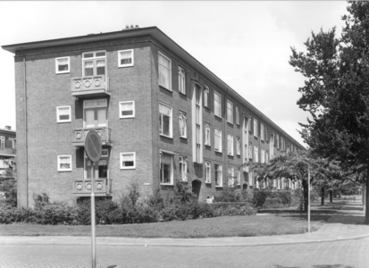 6374 FD000102 Albert Cuypstraat gezien naar het noorden. Flatgebouw met 3 verdiepingen (zonder lift) aan de westzijde ...