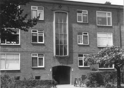 6375 FD000103 Albert Cuypstraat gezien naar het noorden. Moderne woningbouw aan de westzijde van de straat., 1973-00-00
