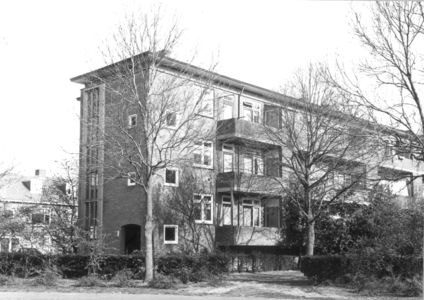 6376 FD000104 Albert Cuypstraat gezien vanaf de oostzijde. Achterkant flats (3 verdiepingen) gezien vanaf de ...