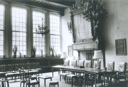 6823 FD012804 Interieur van de Schepenzaal in het stadhuis van Zwolle, ingericht voor huwelijksvoltrekking zonder ...