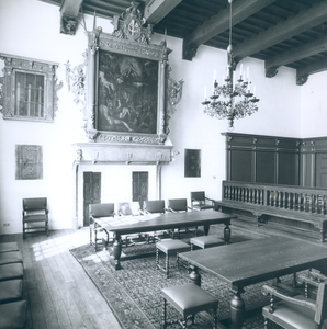 6824 FD012805 Interieur van de Schepenzaal in het stadhuis van Zwolle, ingericht voor huwelijksvoltrekking zonder ...