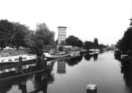 6967 FD000148 Almelose Kanaal / Nieuwe Wetering met woonboten in het kanaal, de watertoren aan de Turfmarkt uit het ...