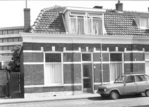 7007 FD000845 Woningen aan de Bartjensstraat in Assendorp. Links op de achtergrond het ziekenhuis De Weezenlanden , ...