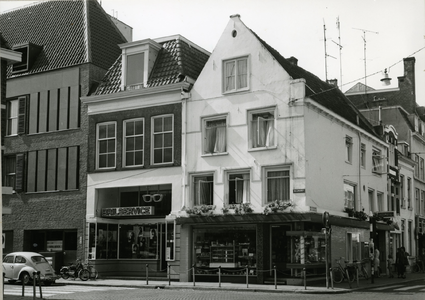 7041 FD001451 Blijmarkt 2, zuidzijde. Op de hoek Luttekestraat Banketbakkerij en automatiek Th. Kamphof en daarnaast ...