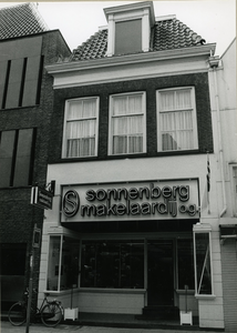 7042 FD001452 Blijmarkt 4 vanuit het noordoosten. Sonnenberg makelaardij o.g., 1987-00-00
