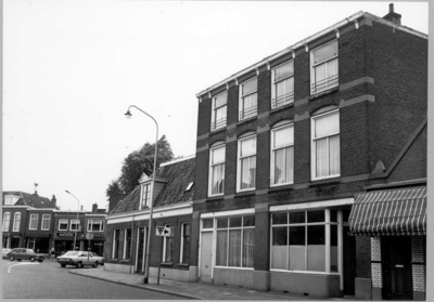 7527 FD014863 Vechtstraat 3-7-9 etc., gezien naar de Thomas à Kempisstraat., 1979