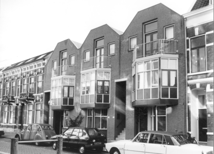 7567 FD000203 A-Plein zuidzijde in 1989 na renovatie. A-Plein 10 t/m A-Plein 18 uit het noordwesten. De bouwstijl is in ...