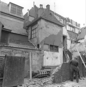 7572 FD000208 Afbraak van muur aan A-Plein zuidzijde bij de Roggenstraat, 1984., 1984-00-00
