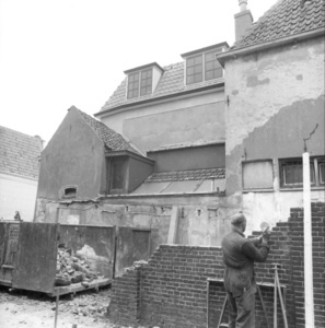 7573 FD000209 A-Plein zuidzijde bij de Roggenstraat, 1984. Afbraak en restauratie. Rechts het merkwaardige torenhuisje. ...