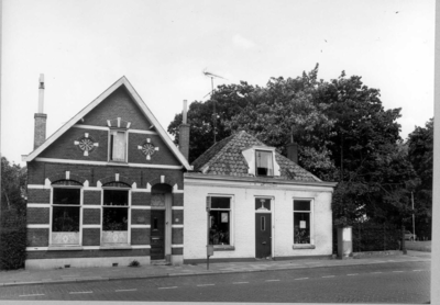 8110 FD014892 Vechtstraat 99-101, met rechts het begin van de Binnengasthuisstraat., 1979