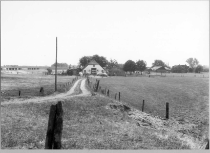 8194 FD000954 Boerderij aan een zijpad van de Bergkloosterweg in de wijk Berkum Brinkhoek. Op de achtergrond is de A 28 ...