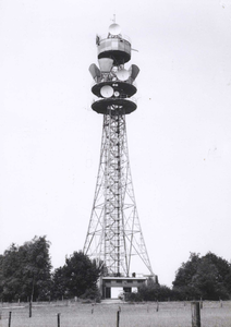 8780 FD000986 Televisie relaiszender televisietoren Berkum in het landschap van dichtbij gezien in de wijk Berkum ...