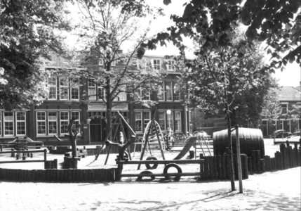 9334 FD000311 Assendorperplein met kinderspeelplaats en apparatuur, 1977-00-00