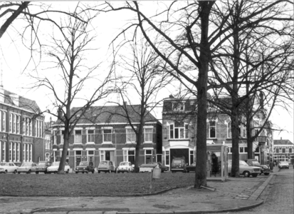 9335 FD000312 Assendorperplein met middenplantsoen en twee telefooncellen, 1974., gezien naar het zuid zuid oosten. met ...