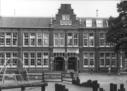 9336 FD000313 Assendorperplein met plantsoen als speelplaats en gevel Koningin Wilhelminaschool, 1978-00-00