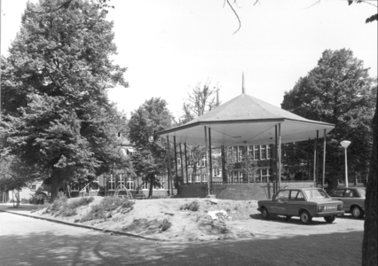 9339 FD000316-01 Assendorperplein muziektent midden op het plein, 1977, 1977-00-00