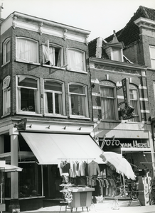9482 FD003047 Kledingzaak El-Mior en Foto van Hezel op de Diezerstraat., 1972-00-00