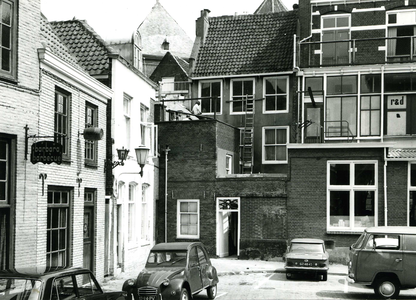 9636 FD010642 Ossenmarkt 6-7, noordoosthoek en achterkant huizen Luttekestraat., 1972