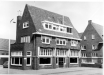 9866 FD015028 Veemarkt 27: café G. van Beek. Rechts de Grote Baan., 1973