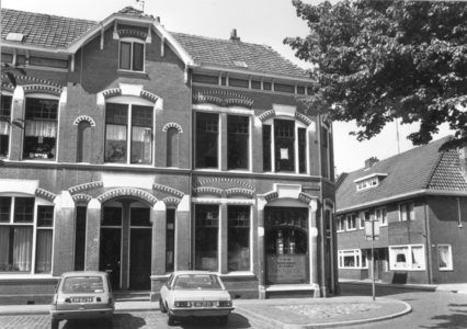 9884 FD000317 Assendorperplein gezien naar de zuidoostkant nr 2a met drukkerij in het hoekhuis. Assendorperplein nrs ...
