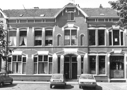 9885 FD000318 Assendorperplein gezien naar de zuidoostkant nr 4a en 4 met drukkerij in het hoekhuis, 1977 ...