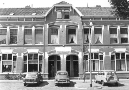 9886 FD000319 Assendorperplein 1977 gezien naar de zuidoostkant nr 6 en 6a, 8 en 8a. Assendorperplein nrs 2-12 ...