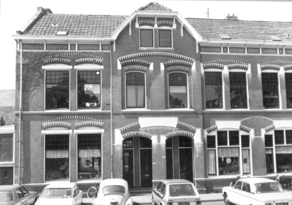 9887 FD000320 Assendorperplein gezien naar de zuidoostkant nrs 10 en 12a. Assendorperplein nrs 2-12 ontworpen 1906 door ...