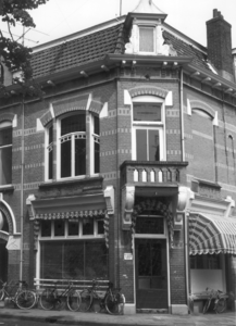 9897 FD000329 Assendorperplein 19b, 1977: handelsonderneming in zonweringen G. Jansen. Assendorperplein 17-19 1904 ...