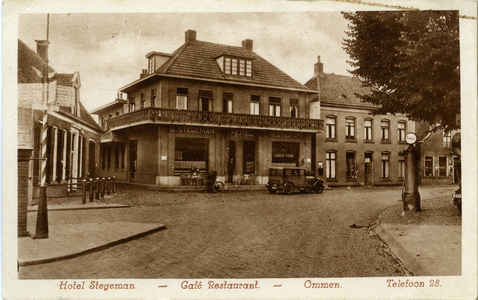 1210 PBKR6053 Links op de foto een ANWB wegwijzer en de woning van dokter Warnsinck, in het midden het hotel-restaurant ...