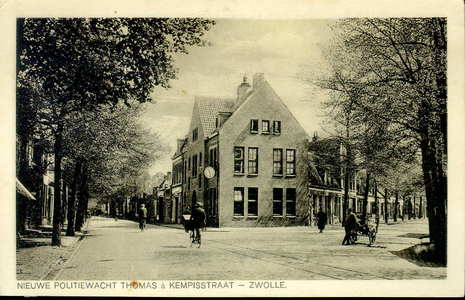 1268 PBKR3768 Splitsing Thomas a Kempisstraat - Vechtstraat met op de hoek de nieuwgebouwde politiebureau. Rails van de ...