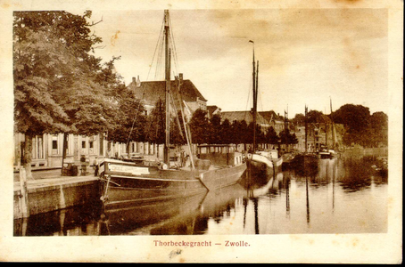 1273 PBKR3772 Thorbeckegracht ca. 1920, in de gracht een binnenvaartschip, beurtschip Zwolle-Zaandam-Wormerveer ...