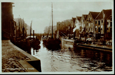 1276 PBKR3775 Thorbeckegracht met Diezerpoortenbrug (draaibrug 1870-1939), gezien naar het oosten, ca. 1920. In de ...