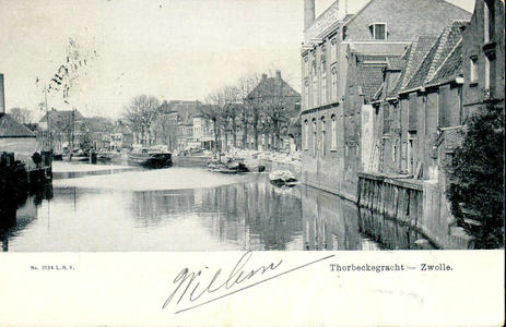 1280 PBKR3779 Oostelijk deel van de Thorbeckegracht gezien vanaf de Diezerpoortenbrug. Rechts de Marsman (pak)huizen ...