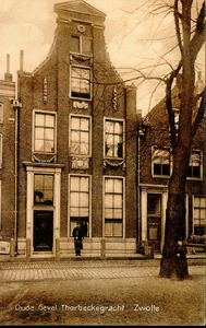 1287 PBKR3786 Thorbeckegracht 17 (rijksmonument): pand met klokgevel met vier grote pilasters, gedekt door driehoekig ...