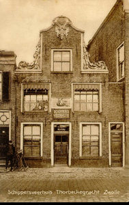 1288 PBKR3787 Thorbeckegracht 41: pand met halsgevel met gebeeldhouwde vleugelstukken. In de top gedateerd 1721. ...