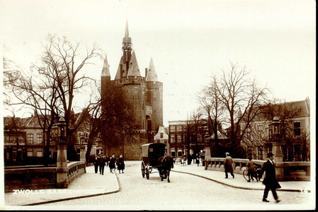 1449 PBKR3233 Sassenpoortenbrug 1923. Een door een paard getrokken huifkar passeert. . Het Overijsselsch Dagblad houdt ...