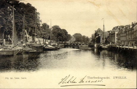 1485 PBKR3804 Thorbeckegracht naar het oosten vanaf het Zwartewater gezien. Binnenschepen in de gracht, links een ...