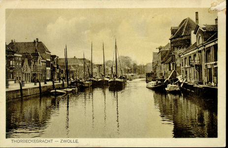 1486 PBKR3805 Thorbeckegracht gezien naar het oosten vanaf de Vispoortenbrug met binnenvaartschepen aan de noordelijke. ...