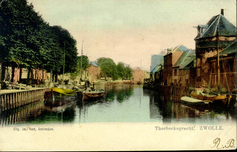 1489 PBKR3808 Thorbeckegracht ca. 1905 naar het oosten bij de Wijndragerstoren (rechts). Links en rechts van de ...