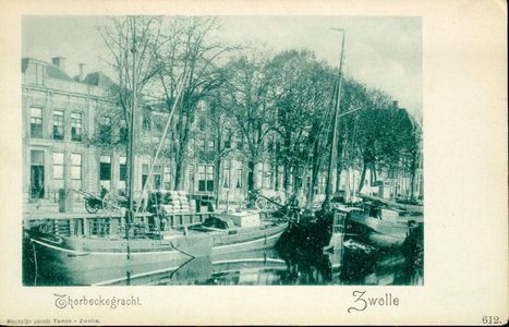 1492 PBKR3811 Thorbeckegracht met huizenrij en aangemeerde vrachtschepen.Handkarren en een stapel gevulde zakken op de ...