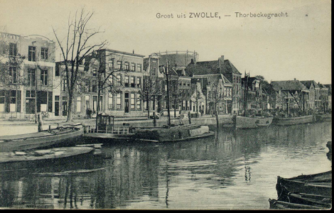 1501 PBKR3820 Thorbeckegracht met huizenrij en daarachter de gashouder van de gasfabriek op het Assiesplein, ca. 1925. ...