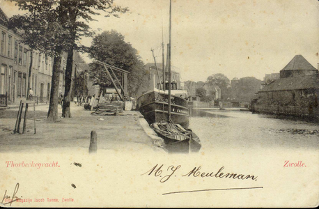 1502 PBKR3821 Thorbeckegracht met stoomboot Kampen afgemeerd aan de noordelijke loswal tegenover de Pelsertoren, naar ...