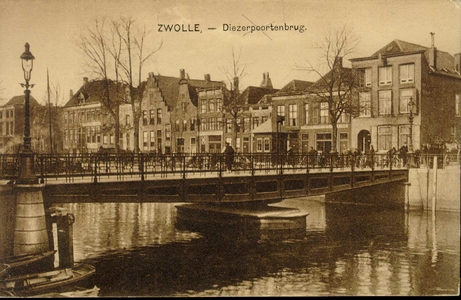 1503 PBKR3822 Titel foutief. Vispoortenbrug (draaibrug) wordt dichtgedraaid door brugwachter in hemdsmouwen. Links ...
