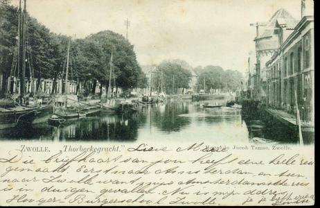 1511 PBKR3830 Thorbeckegracht met binnenvaartschepen en rechts de Wijndragerstoren en pakhuizen aan de Waterstraat , ...